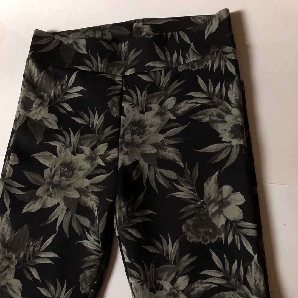 greenish/black flower print leggings